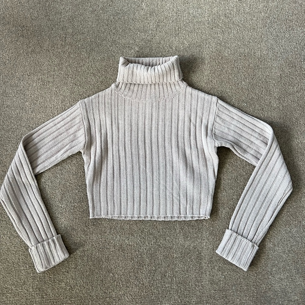 Never worn brand new cropped turtle neck sweater size M